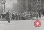 Image Début des contrôles de trafic pour les véhicules et les piétons dans les villes américaines United States USA, 1925, de la seconde 54 séquences d'archives historiques vidéo 65675025348