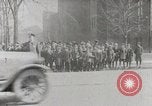 Image Début des contrôles de trafic pour les véhicules et les piétons dans les villes américaines United States USA, 1925, de la seconde 55 séquences d'archives historiques vidéo 65675025348