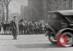 Image Début des contrôles de trafic pour les véhicules et les piétons dans les villes américaines United States USA, 1925, de la seconde 56 séquences d'archives historiques vidéo 65675025348