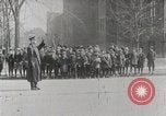 Image Début des contrôles de trafic pour les véhicules et les piétons dans les villes américaines United States USA, 1925, de la seconde 57 séquences d'archives historiques vidéo 65675025348