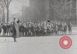 Image Début des contrôles de trafic pour les véhicules et les piétons dans les villes américaines United States USA, 1925, de la seconde 58 séquences d'archives historiques vidéo 65675025348
