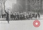 Image Début des contrôles de trafic pour les véhicules et les piétons dans les villes américaines United States USA, 1925, de la seconde 59 séquences d'archives historiques vidéo 65675025348