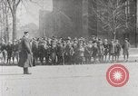 Image Début des contrôles de trafic pour les véhicules et les piétons dans les villes américaines United States USA, 1925, de la seconde 60 séquences d'archives historiques vidéo 65675025348