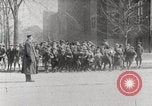 Image Début des contrôles de trafic pour les véhicules et les piétons dans les villes américaines United States USA, 1925, de la seconde 61 séquences d'archives historiques vidéo 65675025348