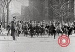 Image Début des contrôles de trafic pour les véhicules et les piétons dans les villes américaines United States USA, 1925, de la seconde 62 séquences d'archives historiques vidéo 65675025348