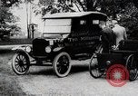 Immagine di Henry Ford Edsel Ford e la 10 milionesima Ford Modello T car United States USA, 1924, secondo 3 filmato di repertorio 65675025381