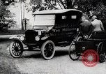 Immagine di Henry Ford Edsel Ford e la 10 milionesima Ford Modello T car United States USA, 1924, secondo 4 filmato di repertorio 65675025381