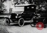 Immagine di Henry Ford Edsel Ford e la 10 milionesima Ford Modello T car United States USA, 1924, secondo 5 filmato di repertorio 65675025381