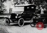 Immagine di Henry Ford Edsel Ford e la 10 milionesima Ford Modello T car United States USA, 1924, secondo 6 filmato di repertorio 65675025381