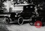 Immagine di Henry Ford Edsel Ford e la 10 milionesima Ford Modello T car United States USA, 1924, secondo 7 filmato di repertorio 65675025381