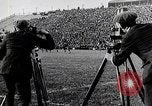 Standbild Kamera Männer mit der Hand durchgedreht motion picture Kameras United States USA, 1924, aus Sekunde 4 historischem Filmmaterial Videoclip 65675025384