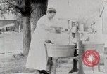 Immagine di Donna americana lavaggi United States USA, 1915, secondo 4 filmato di repertorio 65675025388