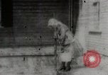Immagine di Giovane donna il pompaggio di acqua United States USA, 1915, secondo 1 filmato di repertorio 65675025390