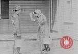 Immagine di Giovane donna il pompaggio di acqua United States USA, 1915, secondo 4 filmato di repertorio 65675025390