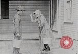 Immagine di Giovane donna il pompaggio di acqua United States USA, 1915, secondo 5 filmato di repertorio 65675025390