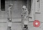 Immagine di Giovane donna il pompaggio di acqua United States USA, 1915, secondo 6 filmato di repertorio 65675025390