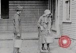 Immagine di Giovane donna il pompaggio di acqua United States USA, 1915, secondo 7 filmato di repertorio 65675025390