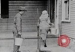 Immagine di Giovane donna il pompaggio di acqua United States USA, 1915, secondo 8 filmato di repertorio 65675025390