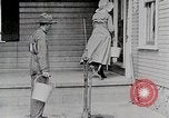 Immagine di Giovane donna il pompaggio di acqua United States USA, 1915, secondo 9 filmato di repertorio 65675025390