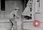 Immagine di Giovane donna il pompaggio di acqua United States USA, 1915, secondo 10 filmato di repertorio 65675025390