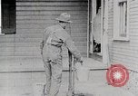 Immagine di Giovane donna il pompaggio di acqua United States USA, 1915, secondo 11 filmato di repertorio 65675025390