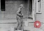 Immagine di Giovane donna il pompaggio di acqua United States USA, 1915, secondo 12 filmato di repertorio 65675025390