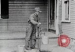 Immagine di Giovane donna il pompaggio di acqua United States USA, 1915, secondo 13 filmato di repertorio 65675025390