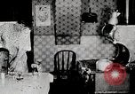Immagine di Giovane donna il pompaggio di acqua United States USA, 1915, secondo 14 filmato di repertorio 65675025390