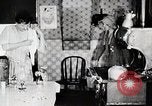 Immagine di Giovane donna il pompaggio di acqua United States USA, 1915, secondo 15 filmato di repertorio 65675025390