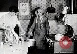 Immagine di Giovane donna il pompaggio di acqua United States USA, 1915, secondo 16 filmato di repertorio 65675025390