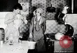 Immagine di Giovane donna il pompaggio di acqua United States USA, 1915, secondo 17 filmato di repertorio 65675025390
