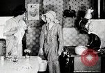 Immagine di Giovane donna il pompaggio di acqua United States USA, 1915, secondo 18 filmato di repertorio 65675025390