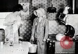 Immagine di Giovane donna il pompaggio di acqua United States USA, 1915, secondo 19 filmato di repertorio 65675025390