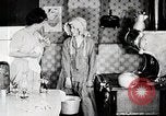 Immagine di Giovane donna il pompaggio di acqua United States USA, 1915, secondo 20 filmato di repertorio 65675025390
