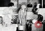 Immagine di Giovane donna il pompaggio di acqua United States USA, 1915, secondo 21 filmato di repertorio 65675025390