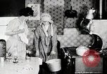 Immagine di Giovane donna il pompaggio di acqua United States USA, 1915, secondo 22 filmato di repertorio 65675025390