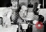 Immagine di Giovane donna il pompaggio di acqua United States USA, 1915, secondo 23 filmato di repertorio 65675025390