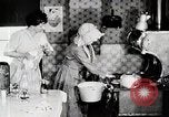 Immagine di Giovane donna il pompaggio di acqua United States USA, 1915, secondo 24 filmato di repertorio 65675025390