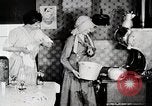 Immagine di Giovane donna il pompaggio di acqua United States USA, 1915, secondo 25 filmato di repertorio 65675025390