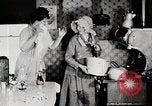 Immagine di Giovane donna il pompaggio di acqua United States USA, 1915, secondo 26 filmato di repertorio 65675025390
