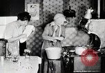 Immagine di Giovane donna il pompaggio di acqua United States USA, 1915, secondo 27 filmato di repertorio 65675025390