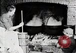 Standbild alten amerikanischen Frau Kannen Butter United States USA, 1915, aus Sekunde 3 historischem Filmmaterial Videoclip 65675025391
