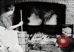 Standbild alten amerikanischen Frau Kannen Butter United States USA, 1915, aus Sekunde 5 historischem Filmmaterial Videoclip 65675025391