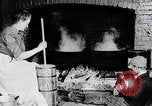 Standbild alten amerikanischen Frau Kannen Butter United States USA, 1915, aus Sekunde 6 historischem Filmmaterial Videoclip 65675025391