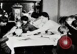 Immagine di Ragazzi americani e le donne leggere United States USA, 1915, secondo 3 filmato di repertorio 65675025392