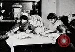 Immagine di Ragazzi americani e le donne leggere United States USA, 1915, secondo 4 filmato di repertorio 65675025392