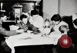 Immagine di Ragazzi americani e le donne leggere United States USA, 1915, secondo 5 filmato di repertorio 65675025392