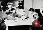 Immagine di Ragazzi americani e le donne leggere United States USA, 1915, secondo 6 filmato di repertorio 65675025392