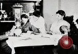Immagine di Ragazzi americani e le donne leggere United States USA, 1915, secondo 7 filmato di repertorio 65675025392