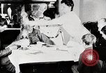 Immagine di Ragazzi americani e le donne leggere United States USA, 1915, secondo 9 filmato di repertorio 65675025392